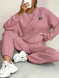 Primer plano de la tela jacquard trenzada rosa en un conjunto casual de mujer