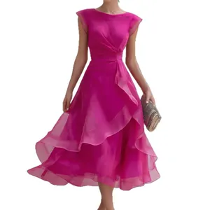 Abito midi da sera fucsia in mesh con volant a cascata e maniche ad aletta eleganti.