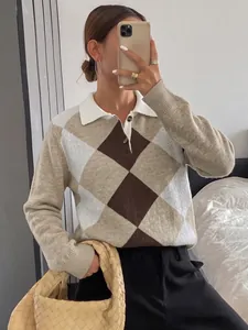 Vue détaillée d'un pull polo à manches longues à motif de losanges beige et marron