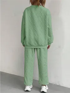 Vista trasera de un conjunto informal verde salvia con textura de punto trenzado