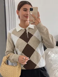 Vue détaillée du pull en maille à losanges pour femme avec col polo blanc élégant