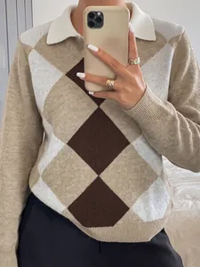 Vue détaillée du motif à losanges et de la texture douce de ce pull à col polo
