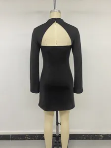 Achteraanzicht van een elegante zwarte mini-jurk met lange mouwen en een sexy open rug detail