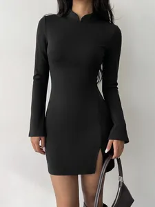 Elegante zwarte mini-jurk in nieuwe Chinese stijl met lange mouwen en een voor-split