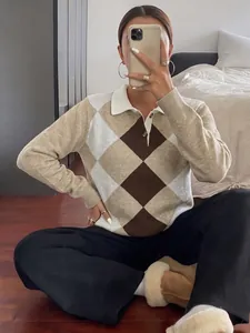 Gros plan d'un pull polo en maille à losanges confortable dans un style selfie miroir