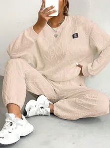 Detalle del patrón de jacquard texturizado del conjunto de sudadera y jogger beige