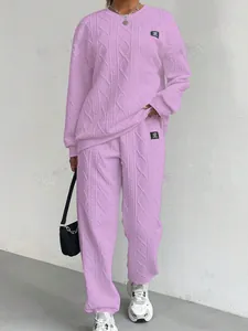 Detalle de la sudadera de punto trenzado lavanda y el pantalón de chándal a juego