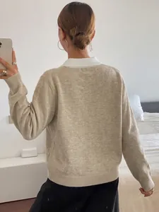 Vue arrière détaillée d'un pull en maille beige avec un col rabattu blanc contrasté