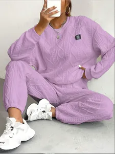 Vista detallada del conjunto de sudadera y pantalón de chándal en jacquard lavanda