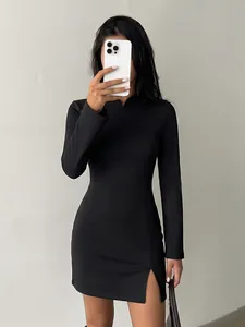 Elegante zwarte mini-jurk met hoge nek, lange mouwen en een zijsplit, slim fit