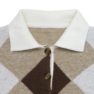 Gros plan du col polo blanc et des boutons sur un pull en maille à motif de losanges