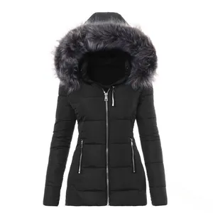 Vista frontale dettagliata del piumino slim nero da donna con cappuccio in finta pelliccia