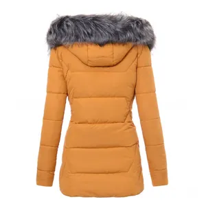 Vista posteriore di una giacca invernale giallo senape slim-fit con cappuccio in pelliccia