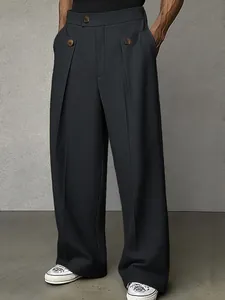 Dettaglio dei pantaloni da abito larghi da uomo con bottoni decorativi eleganti