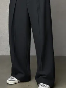 Dettaglio ravvicinato di pantaloni da abito casual neri da uomo con taglio dritto autunnale