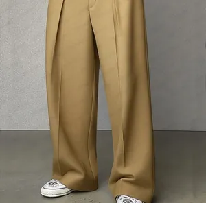 Dettaglio pantaloni eleganti da uomo larghi color cammello con pieghe