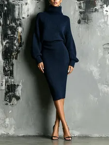 Detailansicht eines marineblauen Strickkleides mit Stehkragen und langen Ärmeln
