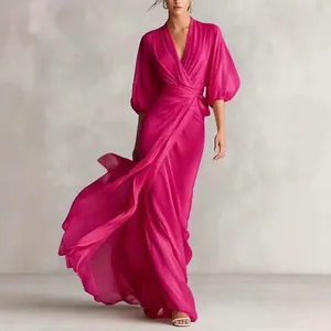 Elegante vestido largo cruzado fucsia con escote en V profundo y mangas de linterna
