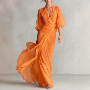 Elegante vestido largo naranja con escote en V profundo, mangas de farol y cinturón.