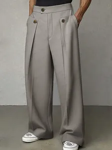 Dettaglio ravvicinato dei pantaloni eleganti grigi da uomo con gamba larga e bottoni