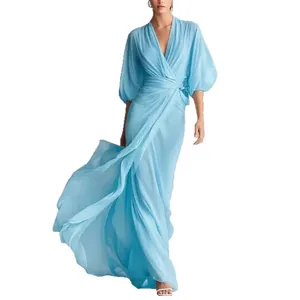 Elegante vestido maxi cruzado azul claro con escote en V y mangas farol