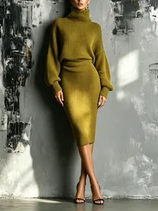 Elegantes olivgrünes Strickkleid mit Rollkragen, schmale Passform und lange Ärmel