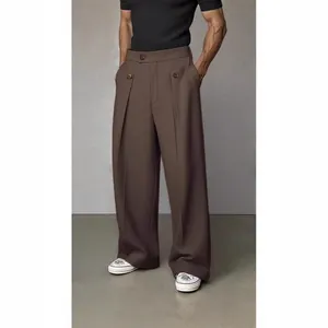 Eleganti pantaloni da uomo a gamba larga con pieghe in marrone, taglio dritto casual