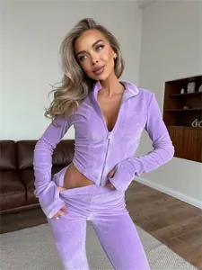 Conjunto de dos piezas en terciopelo púrpura para mujer con cárdigan con cremallera