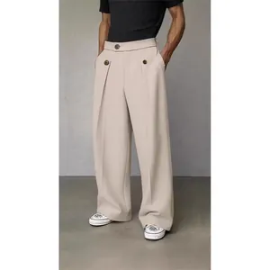 Pantaloni da completo beige da uomo a gamba larga con pieghe e dettagli in bottoni