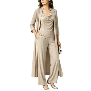 Ensemble trois pièces femme minimaliste avec haut à col bénitier et cardigan long