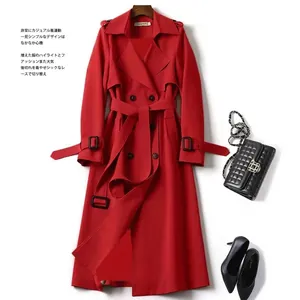 Elegante trench rosso sotto il ginocchio con cintura e bottoni