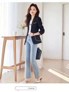 Eleganter schwarzer schmal geschnittener Damenblazer mit rosa Kontrastpaspel und Knopf.