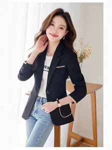 Eleganter schwarzer Damenblazer mit schicken rosa Kontrastpaspeln und schmaler Form