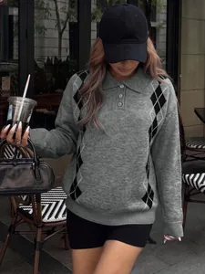 Stile street outdoor di maglione a rombi grigio con dettagli del colletto polo