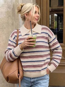 Pull en maille à rayures multicolores avec col Polo et coupe ample décontractée.
