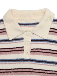 Gros plan détaillé d'un pull en maille à rayures multicolores avec col polo et boutons