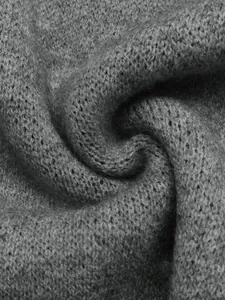 Dettaglio ravvicinato della trama del tessuto a maglia grigio per maglione donna autunno