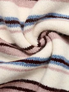 Gros plan détaillé sur la texture douce du tissu en maille rayée d'un pull femme