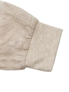 Vista detallada de la manga de encaje con puño acanalado en body beige de mujer.
