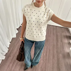 Schicker ärmelloser Damen-Strickpullunder in Weiß mit dunkelblauen Polka-Dot-Mustern.