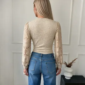 Body beige de manga larga para mujer con encaje floral, vista trasera de ajuste ceñido.