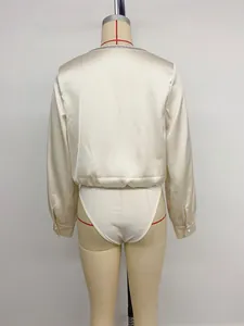 Gedetailleerd achteraanzicht van een champagne satijnen bodysuit met lange mouwen op een paspop