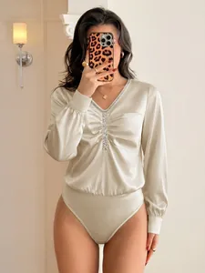 Elegante champagne satijnen bodysuit met V-hals, lovertjes en lange mouwen voor vrouwen.