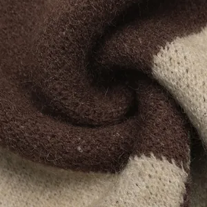 Vue macro détaillée de la texture douce du tricot jacquard à losanges marron et beige