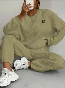 Detalle del conjunto de punto de trenzas verde salvia con sudadera y pantalón a juego