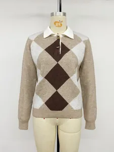 Vue de face d'un pull en maille à losanges pour femme avec col polo classique