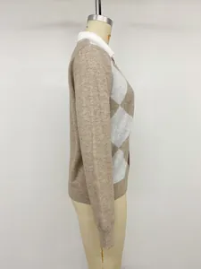 Vue latérale détaillée d'un pull en tricot à motifs de losanges sur un mannequin de couture