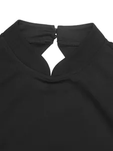 Detail van zwarte jurk in Chinese stijl met ruitvormige uitsparing bij de kraag.
