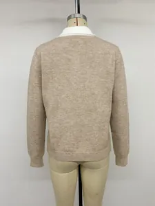 Vue arrière d'un pull en maille beige à manches longues et col blanc sur mannequin