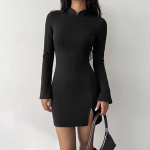 Elegante zwarte nauwsluitende mini-jurk met zijsplit en lange mouwen met opstaande kraag.